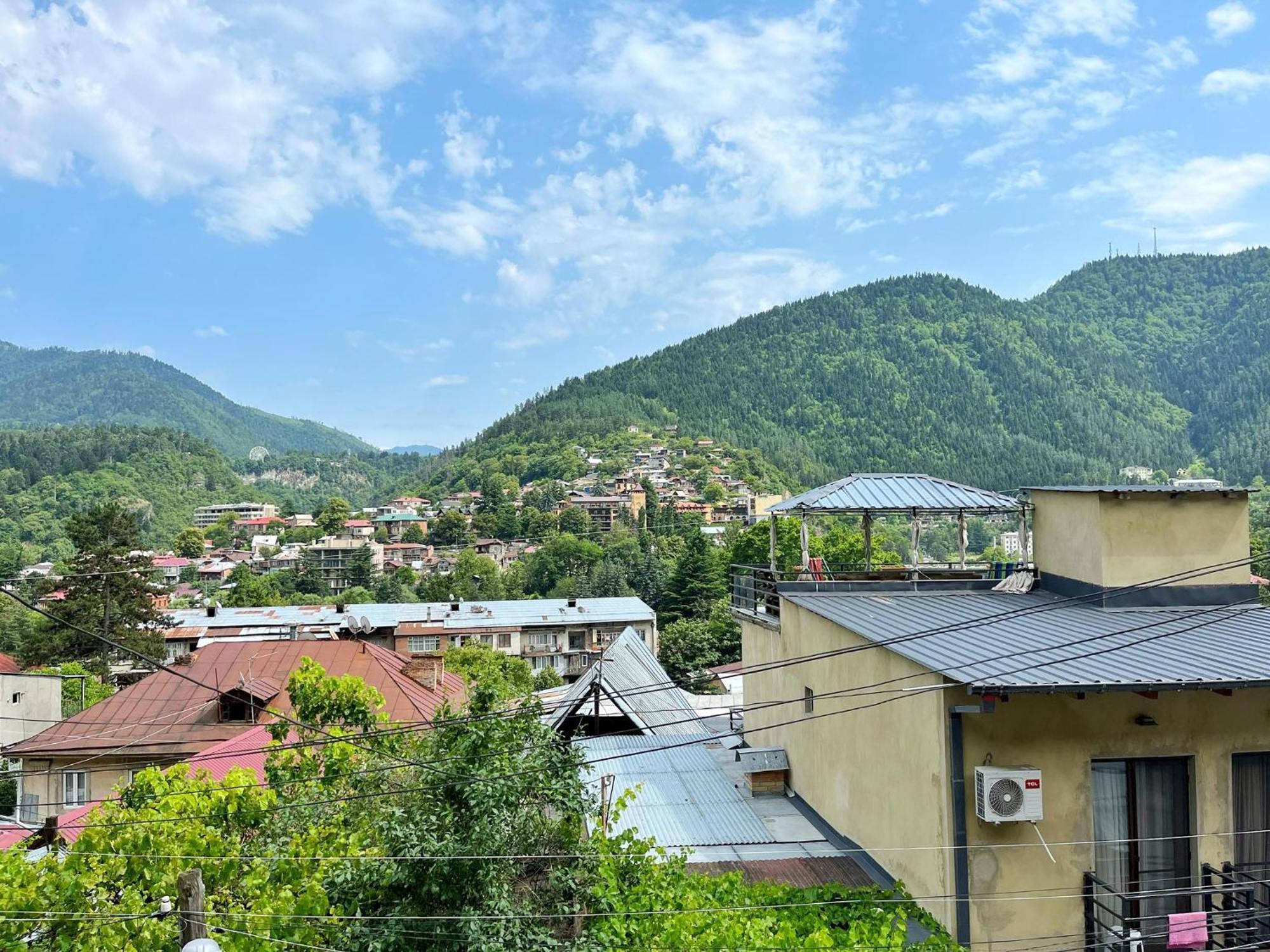 Happy Holidays Borjomi Luaran gambar